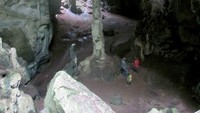 stalagtit yang bersambung menjadi stalagmit sehingga membentuk tiang di aula gua Kontilola