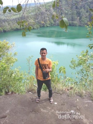 Mitos Buaya Putih & Budaya Lempar Batu di Danau Tolire, Ternate