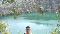 Berfoto di depan Danau Tolire