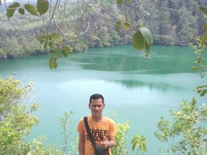 Mitos Buaya Putih & Budaya Lempar Batu di Danau Tolire, Ternate