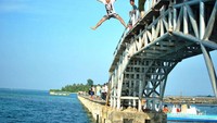 Loncat dari atas jembatan cinta
