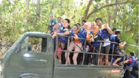 Menuju saung dengan mobil Pick Up