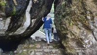 Melewati lorong Selo Pengapit yang terbentuk dari himpitan dua batu besar.