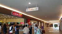 Pintu masuk dari arah pemberhentian shuttle bus.