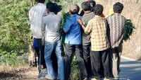 Saat traveling ke pedesaan, seringkali mobil bak pengangkut sayur jadi alat transportasi semua orang. Traveler pun kadang suka ikut menebeng. Tapi kalau sampai overload begini, bisa bahaya. Kalau jatuh, bisa celaka.