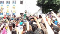 Akhirnya, GKR Hayu dan suaminya GPH Notonegoro lewat juga