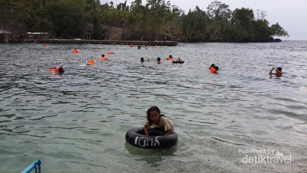 Snorkling di Pantai Sulamadaha