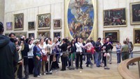 Para wisatawan ramai-ramai memfoto Mona Lisa (Foto: Fitraya/detikTravel)