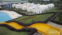 Jejeran tenda ala Mongolia dan kolam renang