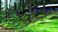 Pelataran di sekitar Curug Omas, di sinilah banyak pengunjung yang bersantai dan melihat monyet-monyet liar (Sumber: eskrimtaro.blogspot.com