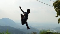 Bukit dan lembah yang diselimuti kabut