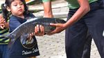 Muah! Serunya Dicium Ikan Dewa di Kuningan, Jabar