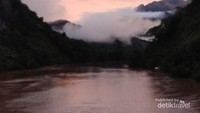 Keindahaan sungai Nam Ou dengan pegunungan Karst yang masih berkabut.