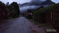 Jalanan perkampungan Muang Ngoi.