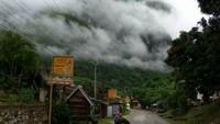 Pagiku di Muang Ngoi dengan latar pegunungan Karst.