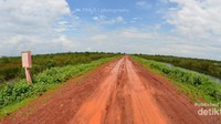 Jalan menuju Muara Gembong yang masih tanah merah