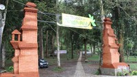 Gerbang lokasi wisata Tenggir Park dan lokasi parkirnya yang cukup luas.