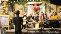 Penampilan live music yang tampil membawakan musik reggae.