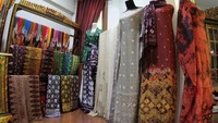 Ragam kain tradisional Palembang yang dapat menjadi pilihan untuk buah tangan.