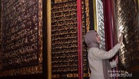 Al Quran yang diukir di atas permukaan kayu.