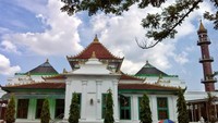 Masjid Agung Sultan Mahmud Badaruddin I, berdiri pada abad ke-17.