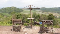 Kursi santai di puncak Bukit Bendera