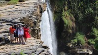 Berfoto dari atas air terjun.