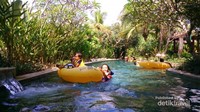 Menikmati suasana alam menyusuri sungai buatan dengan perahu karet di Wahana Donte Wild River