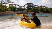 Merasakan ombak buatan di Wahana South Beach