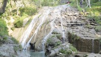 Segar dan sejuk Pemandangan Air Terjun Banyunibo