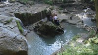 Pemandangan Di Bawah Air Terjun