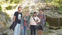 Berfoto bersama di bawah air terjun