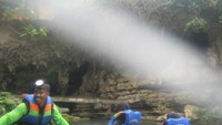 Pemandu dan suasana di luar Gua
