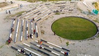 Amphiteater / Tlatar Seneng, dibagian kaki bukit dibangun undakan dengan kursi membentuk setengah lingkaran seperti amphitheater.