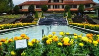 Bangunan utama tampak dari belakang