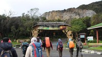Pintu gerbang awal pendakian Gunung papandayan, berupa gapura besar