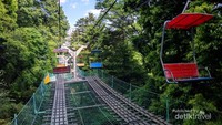 Chair lift Mt. Takao. Tanpa pembatas, tanpa pengaman, hanya kamu dan alam.