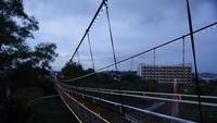 Jembatan gantung Taman Bukit Mesra di tengah Kota Samarinda