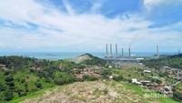 Sisi lain pemandangan dari puncak yang mengarah ke laut.