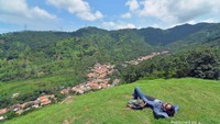 Asiknya bisa bersantai di hamparan rumput yang cukup tebal sambil melihat pemandangan.