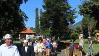Rombongan masyarakat yang akan beribadah