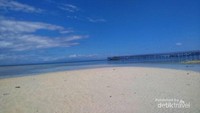 Hamparan pasir putih pantai Saleo