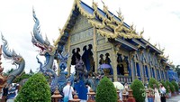 Blue Temple (kuil yang di dominasi dengan warna biru dengan detail warna gold)