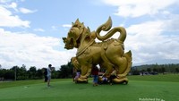 Patung Singha Park terletak di pintu masuk Taman