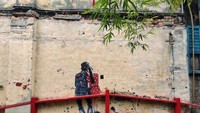 Mural yang menggambarkan pasangan yang sedang bercakap-cakap. Disitu juga tersedia QR Code yang bisa di scan untuk mendengarkan gambaran perbincangan mereka dalam bahasa china
