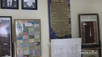Foto pemilik museum ,sejarah museum , contoh kain yang dipotong-potong terdapat di bagian depan museum.
