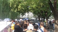 Antrian pengunjung untuk dapat masuk ke NMC dan Forbidden City. (Foto: Subiyantoro)