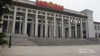 Gedung megah Museum National of China (NMC) dilihat dari arah Tiananmen Square. (Foto: Subiyantoro)
