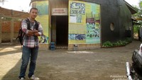 Saya berfoto di depan museum