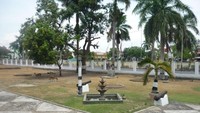 Rusa di halaman depan istana